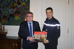 Le Préfet félicite Olivier RIGAUD, sapeur pompier professionnel, pour son ouvrage