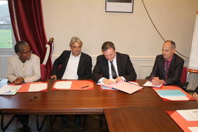 16 décembre 2013 - Signature du premier projet éducatif territorial (PEDT) 